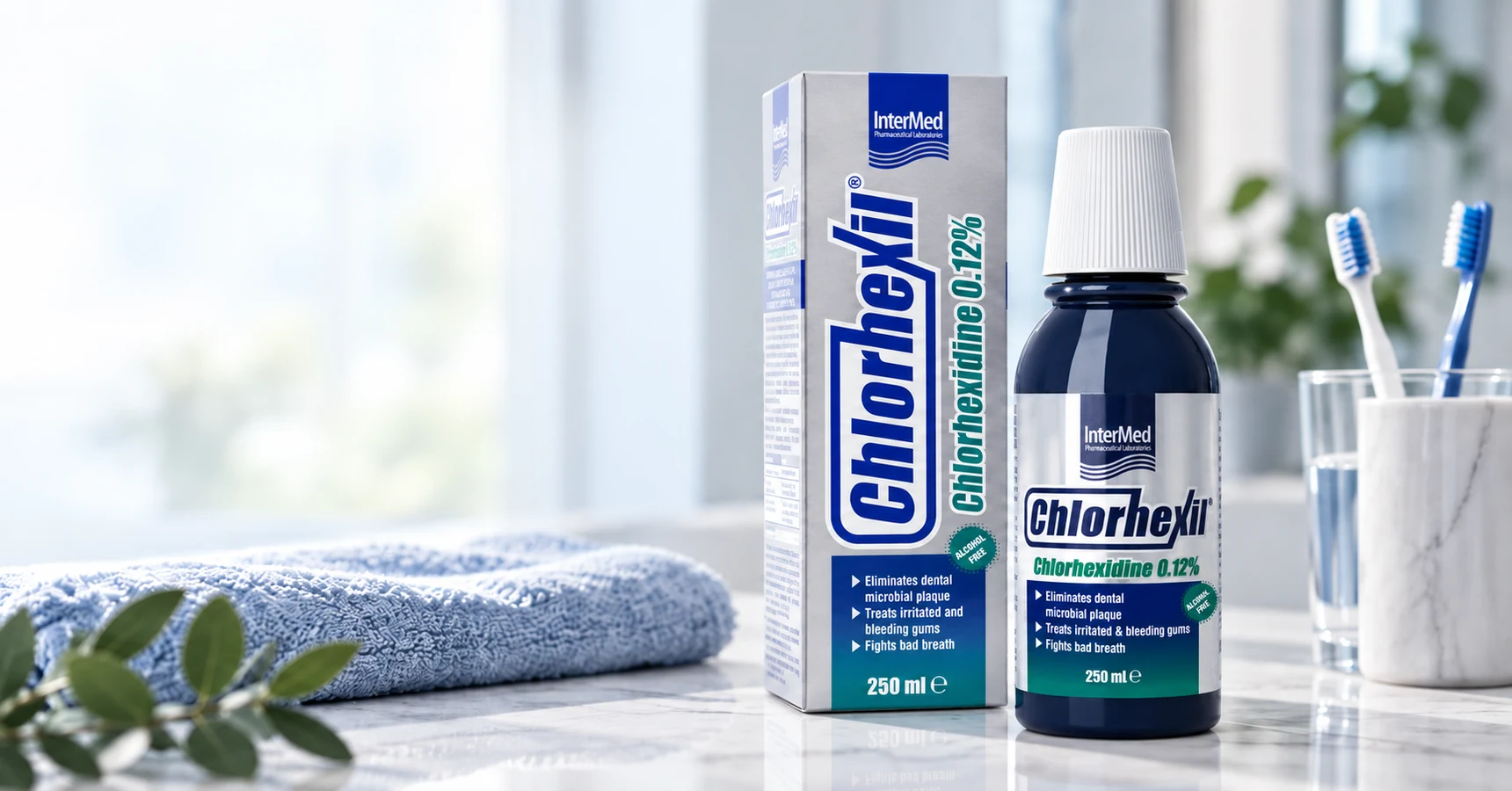 Bočica i kutija Chlorhexil Mouthwash 0,12% na kupatilskom pultu, pored čaše sa četkicama za zube